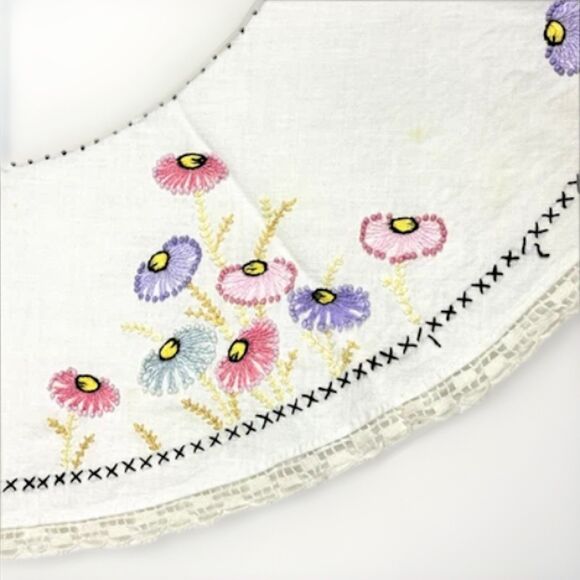 VTG Round Linen Tablecloth embroidered Flowers Cottage Core 33.5in x 31in - Picture 4 of 9